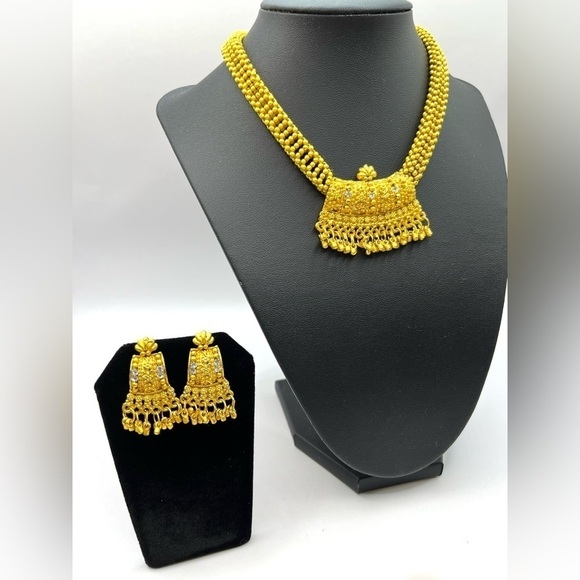 Beautiful Gold Tone Seed Bead Necklace and Earrings Set Adjustable Necklace - Picture 7 of 12